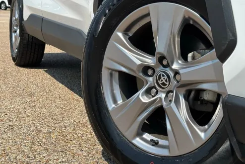2023 Toyota RAV4 XLE photo 1
