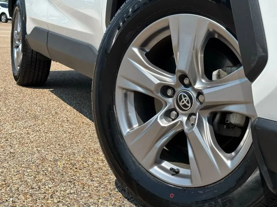 2023 Toyota RAV4 XLE photo 1