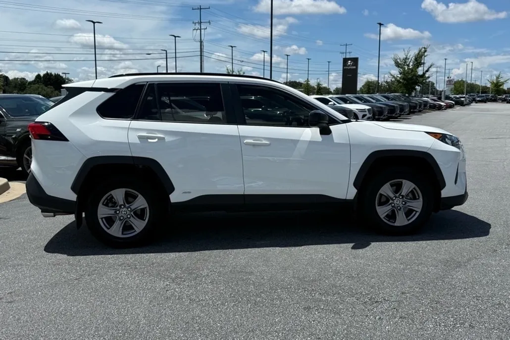 2022 Toyota RAV4 Hybrid LE photo 1