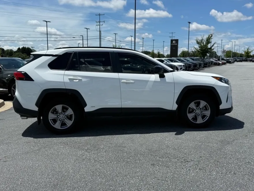 2022 Toyota RAV4 Hybrid LE photo 1