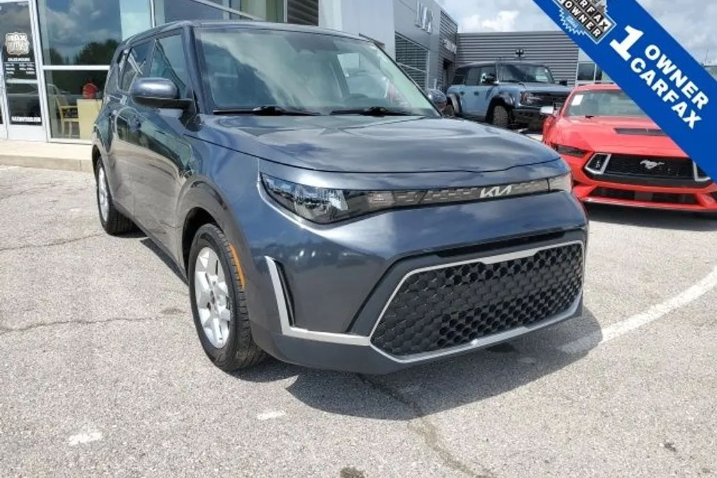 2023 Kia Soul LX photo 1
