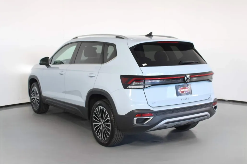 2025 Volkswagen Taos SE photo 1