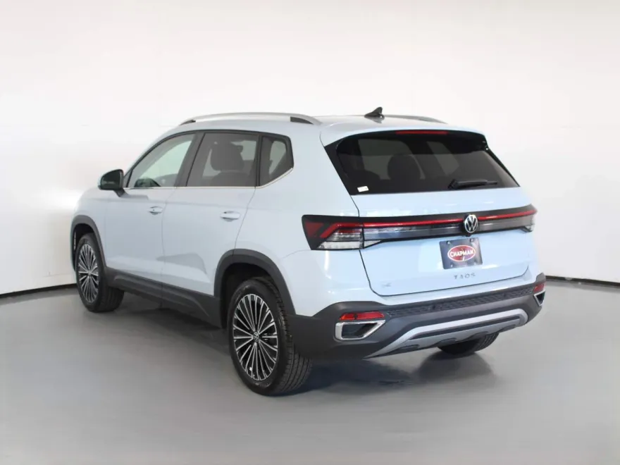 2025 Volkswagen Taos SE photo 1