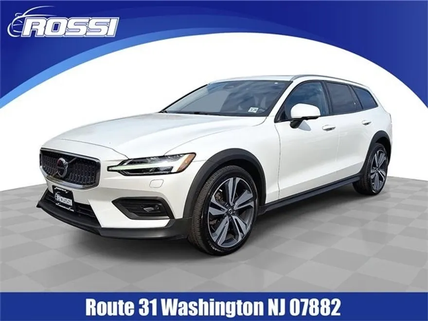 2023 Volvo V60 Cross Country B5 Plus photo 1