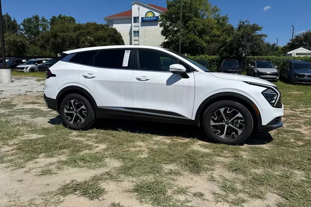 2025 Kia Sportage EX photo 1