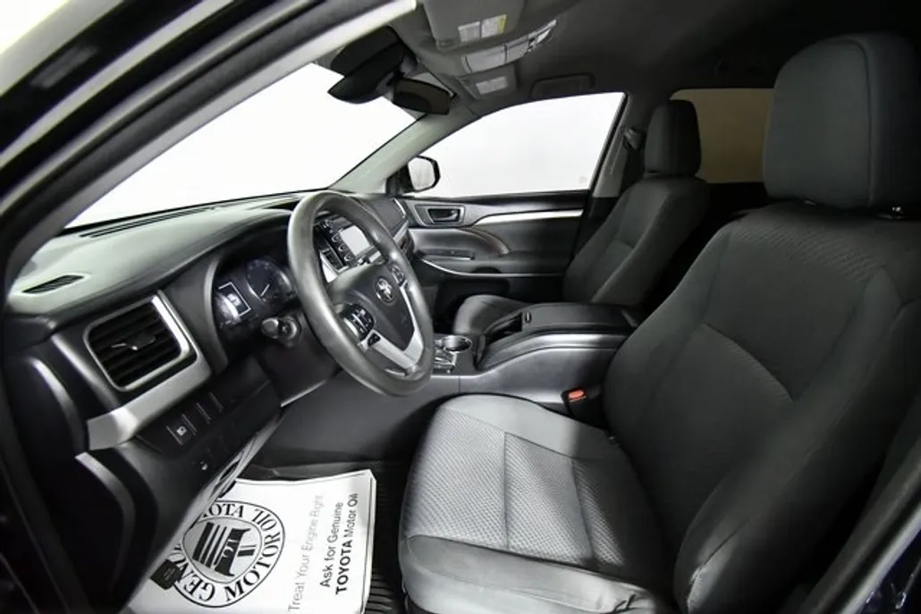 2017 Toyota Highlander LE photo 1