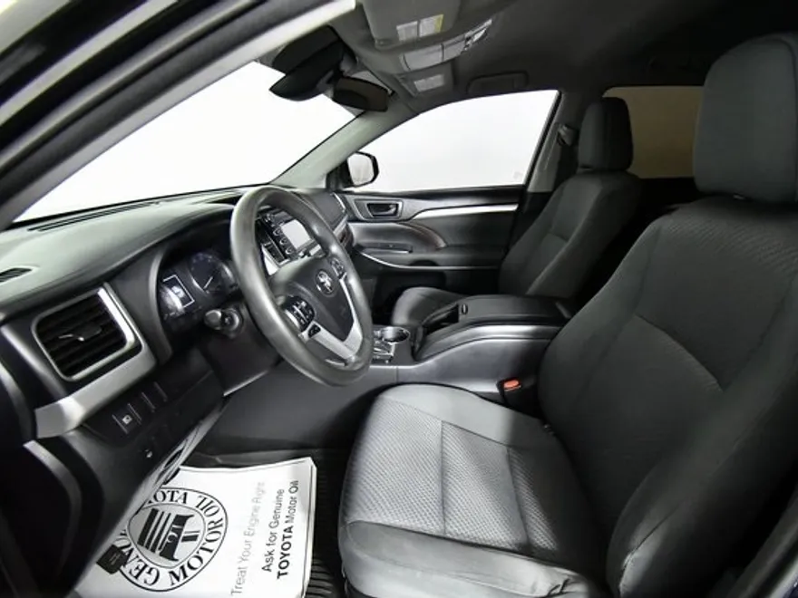 2017 Toyota Highlander LE photo 1