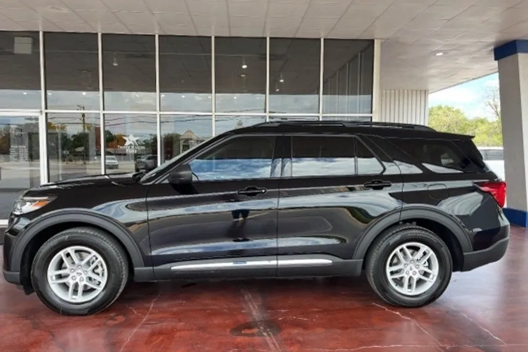 2025 Ford Explorer photo 1