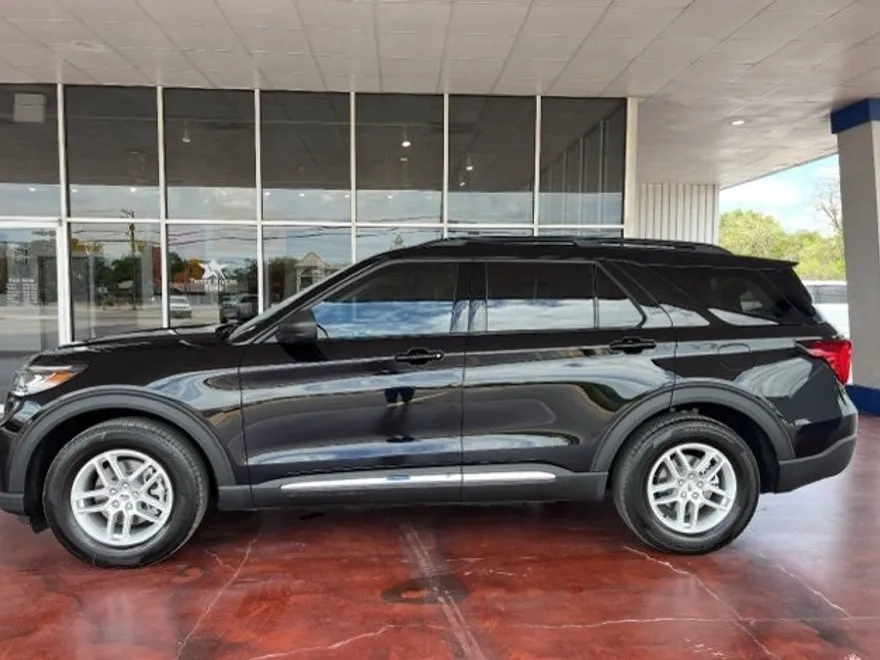 2025 Ford Explorer photo 1
