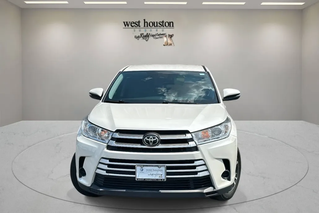 2019 Toyota Highlander LE photo 1