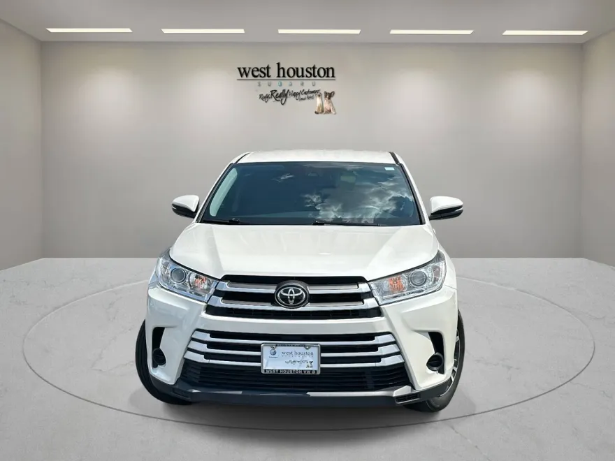 2019 Toyota Highlander LE photo 1
