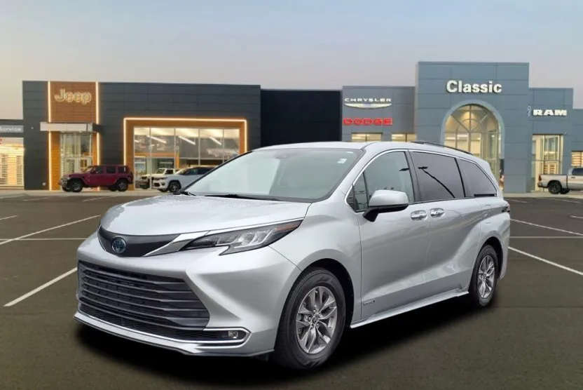 2021 Toyota Sienna XLE photo 1