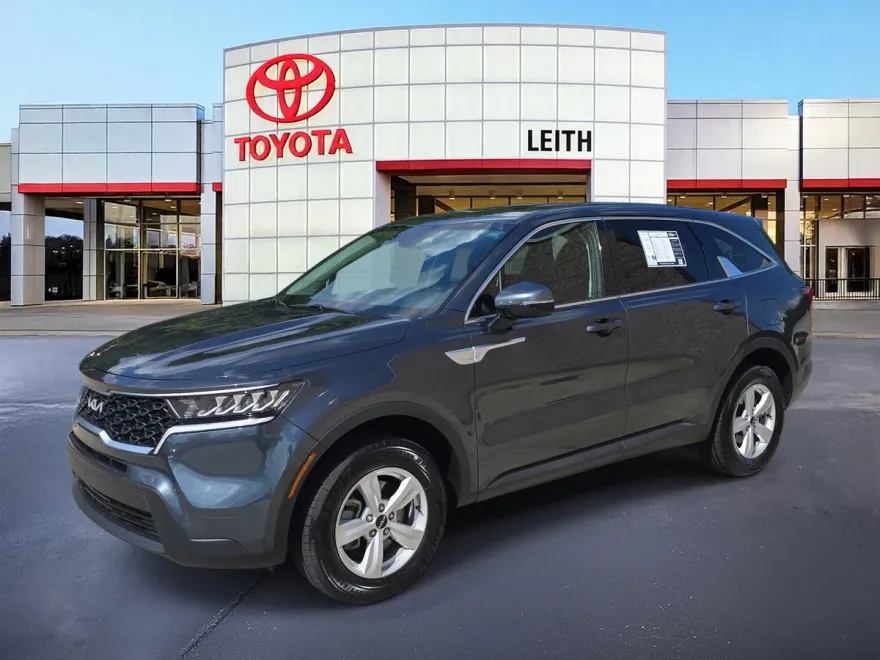 2023 Kia Sorento LX photo 1