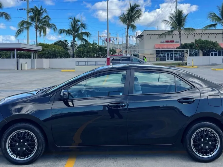 2018 Toyota Corolla LE photo 1