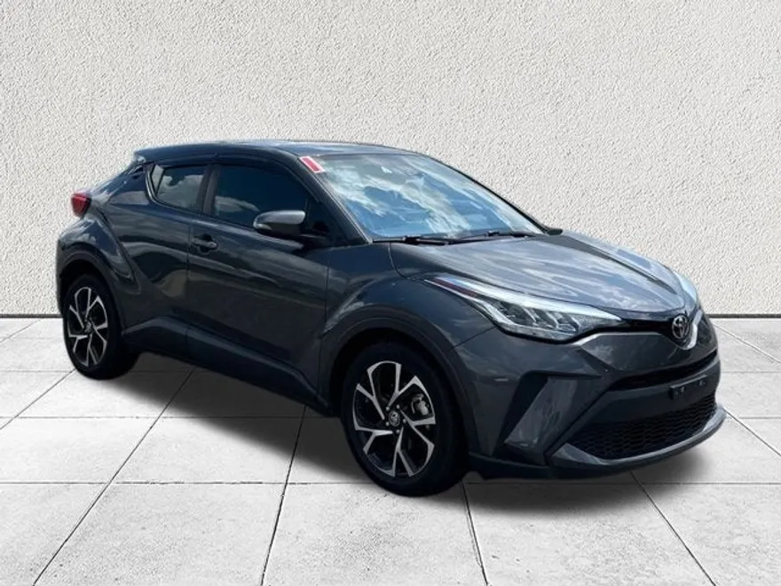 2021 Toyota C-HR XLE photo 1