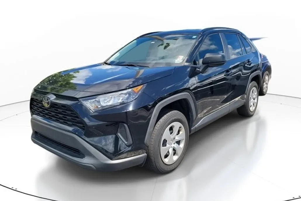 2020 Toyota RAV4 LE photo 1