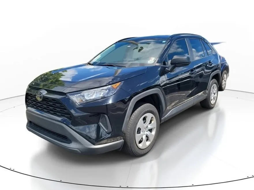 2020 Toyota RAV4 LE photo 1