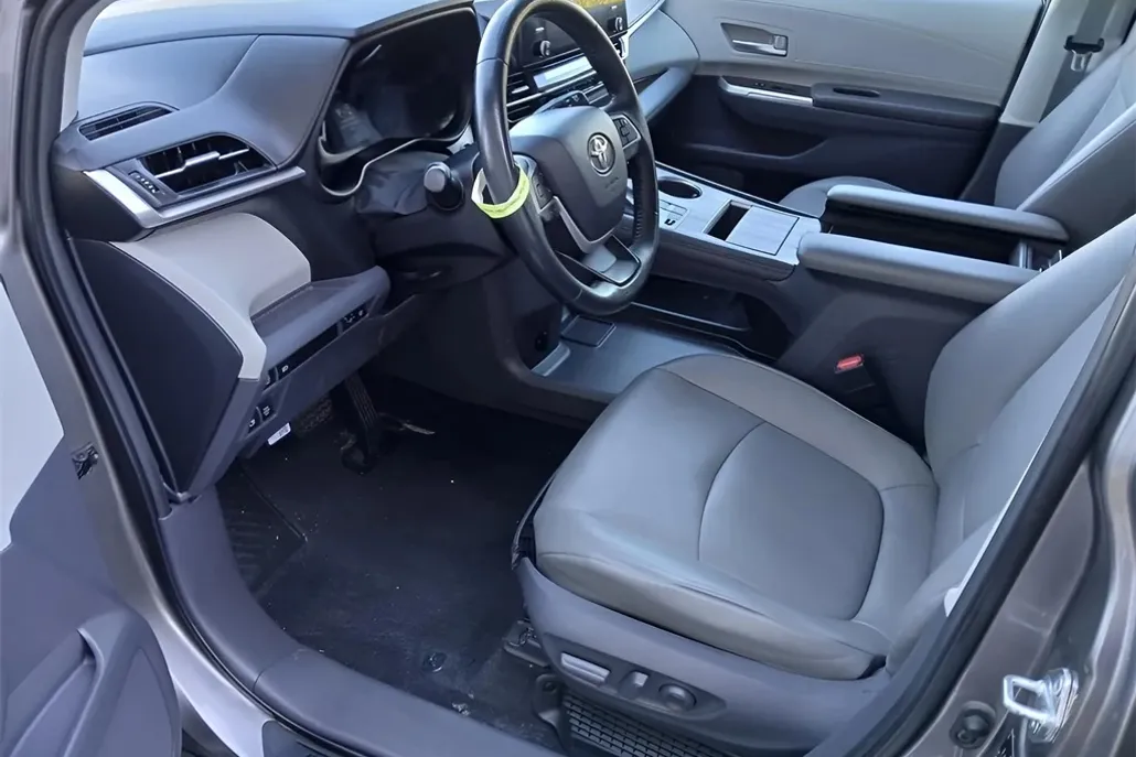 2021 Toyota Sienna XLE photo 1