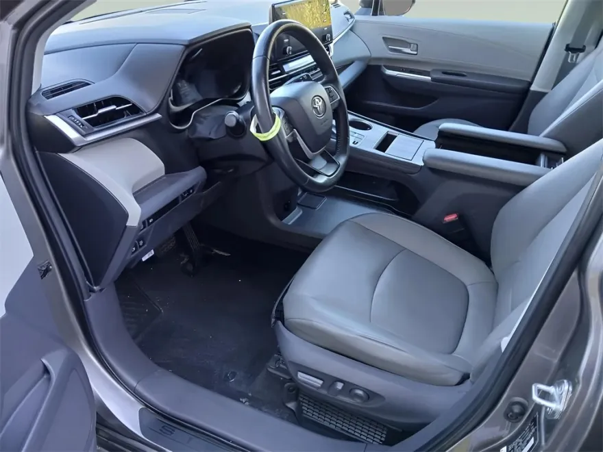 2021 Toyota Sienna XLE photo 1
