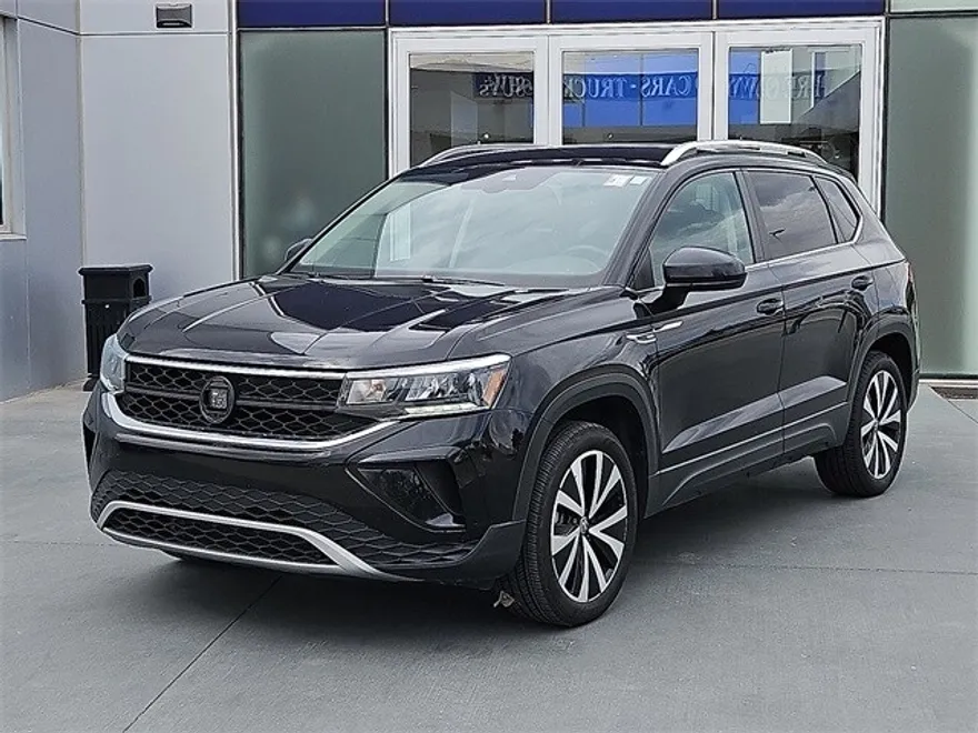 2024 Volkswagen Taos SE photo 1