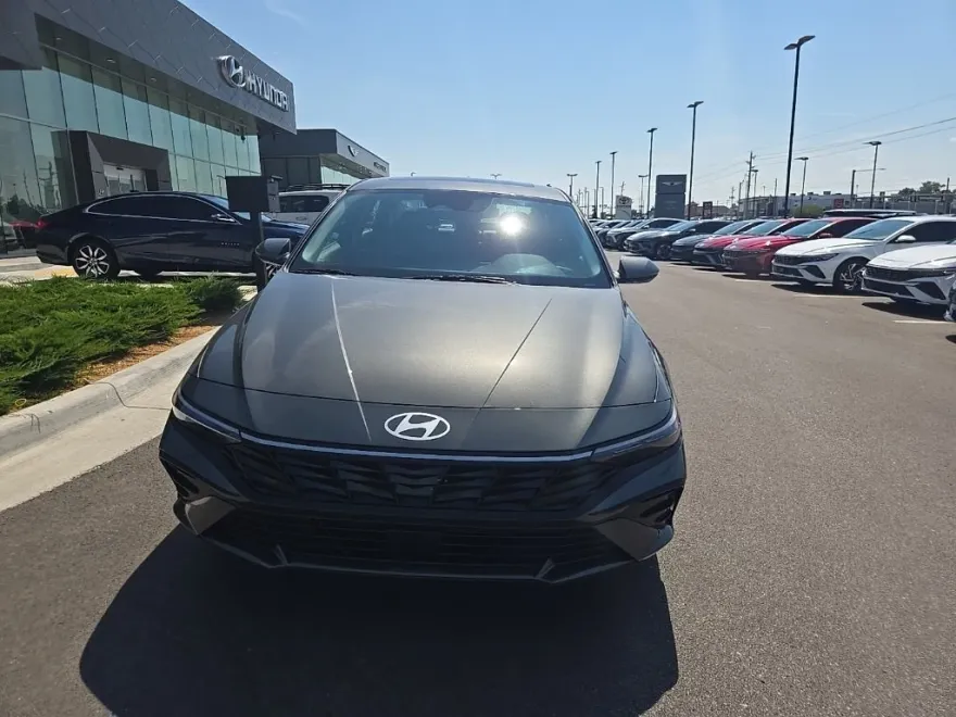2025 Hyundai Elantra Hybrid Limited photo 1
