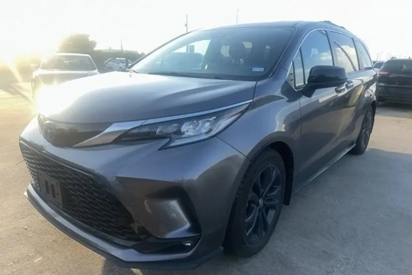 2022 Toyota Sienna XSE photo 1