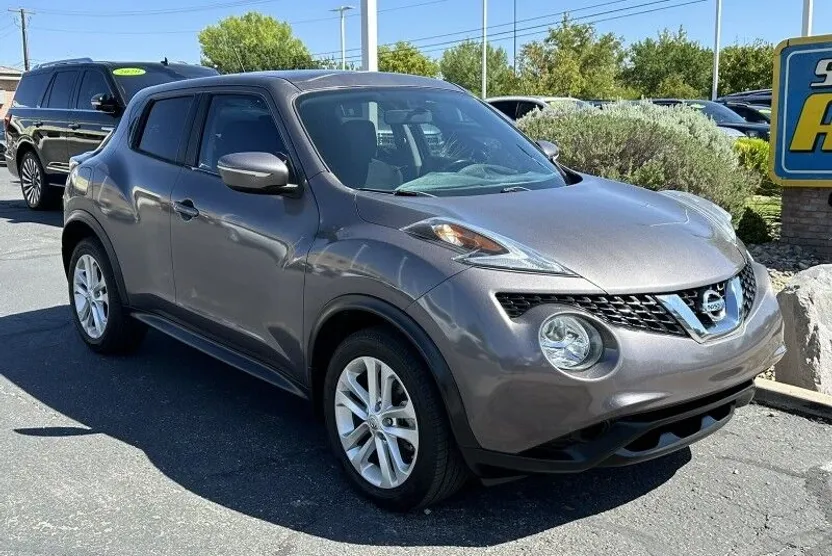 2015 Nissan Juke SV photo 1