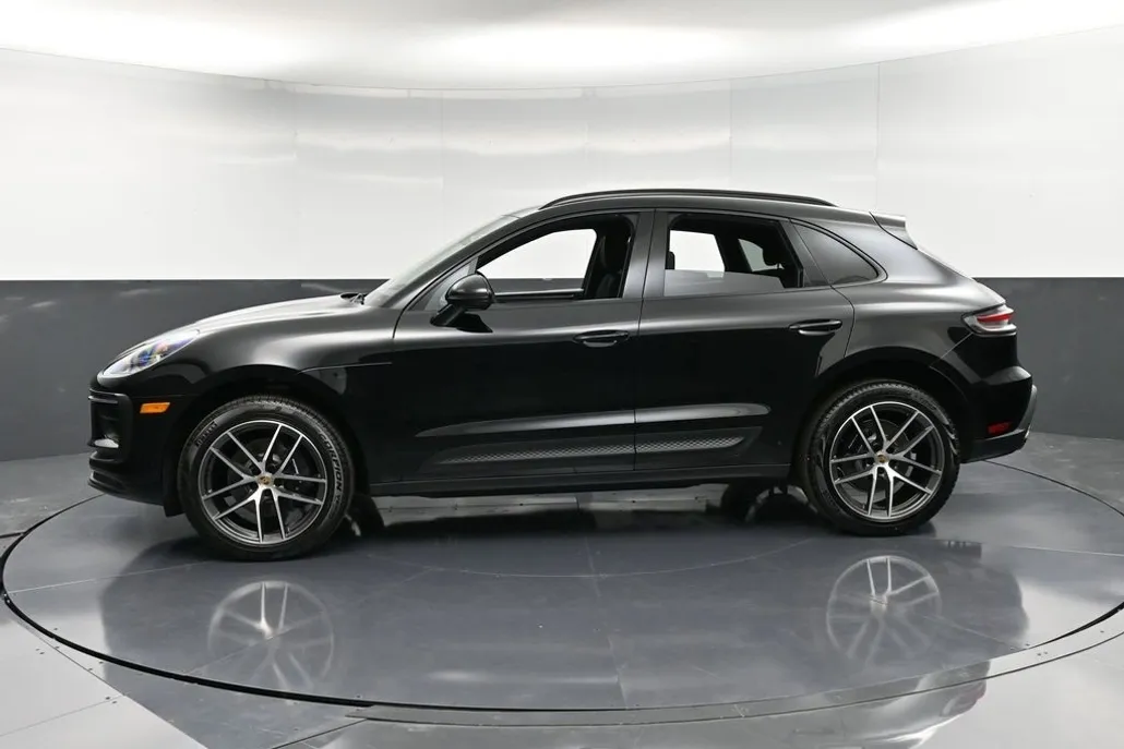 2025 Porsche Macan T photo 1