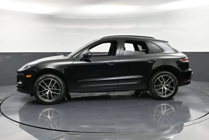 2025 Porsche Macan T photo 1