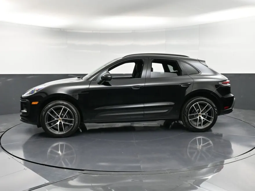2025 Porsche Macan T photo 1