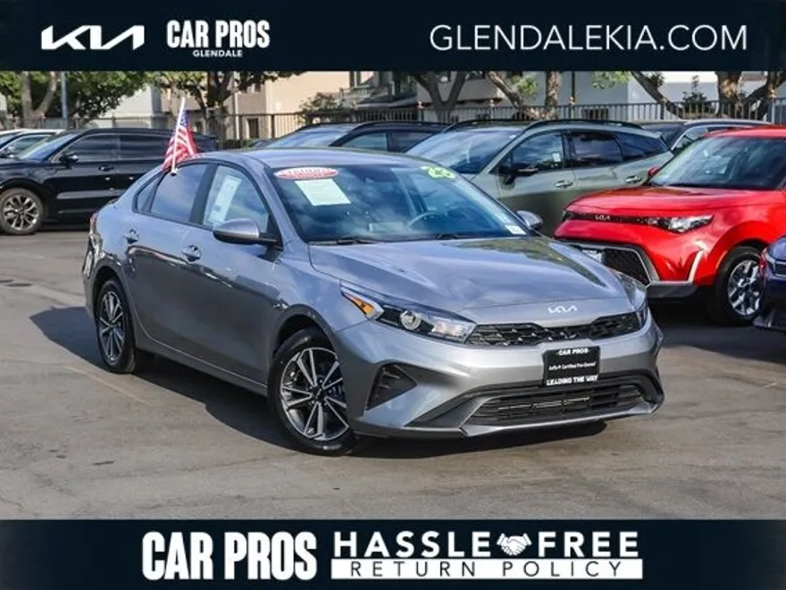 2023 Kia Forte LXS photo 1