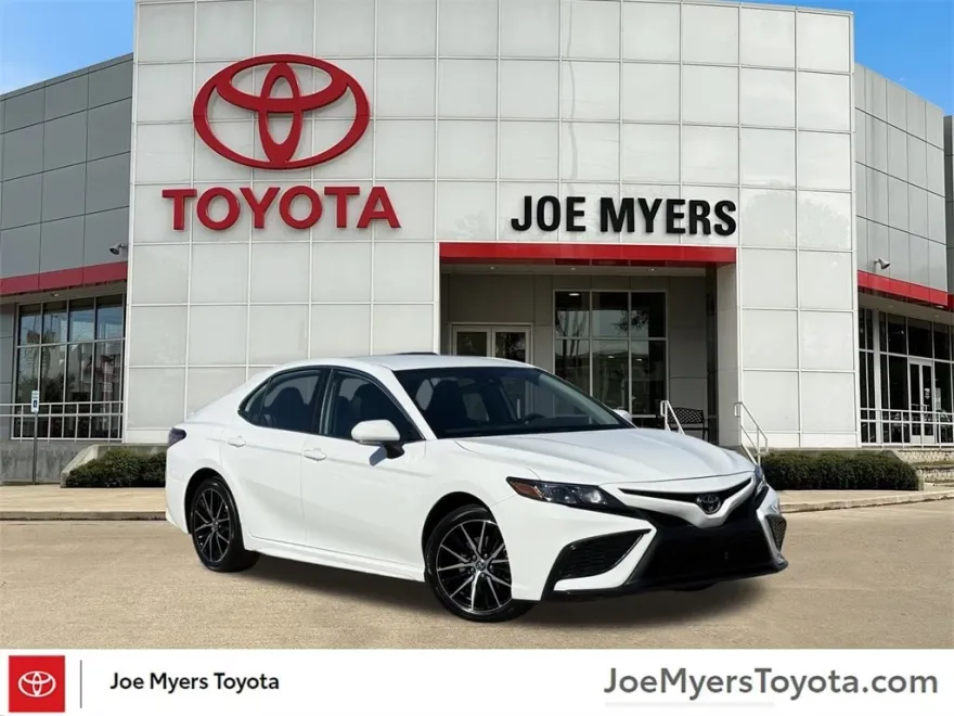 2024 Toyota Camry SE photo 1
