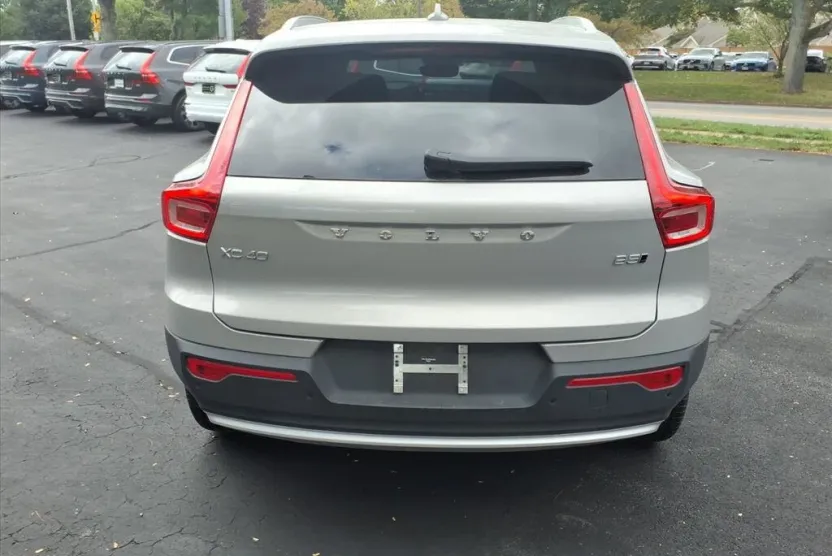 2025 Volvo XC40 Core photo 1
