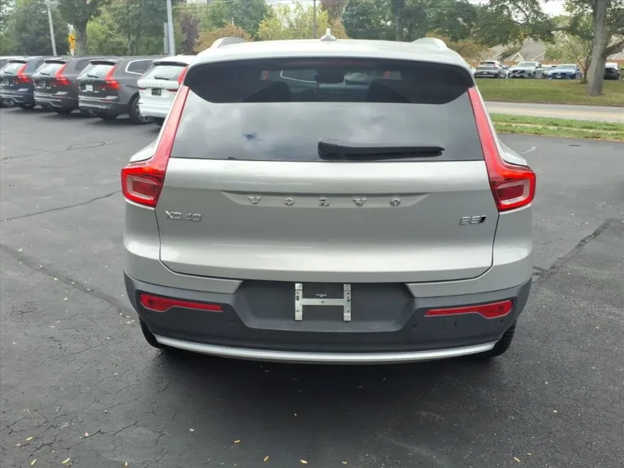 2025 Volvo XC40 Core photo 1