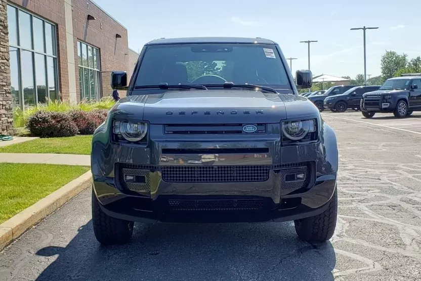 2025 Land Rover Defender 130 X-Dynamic SE photo 1