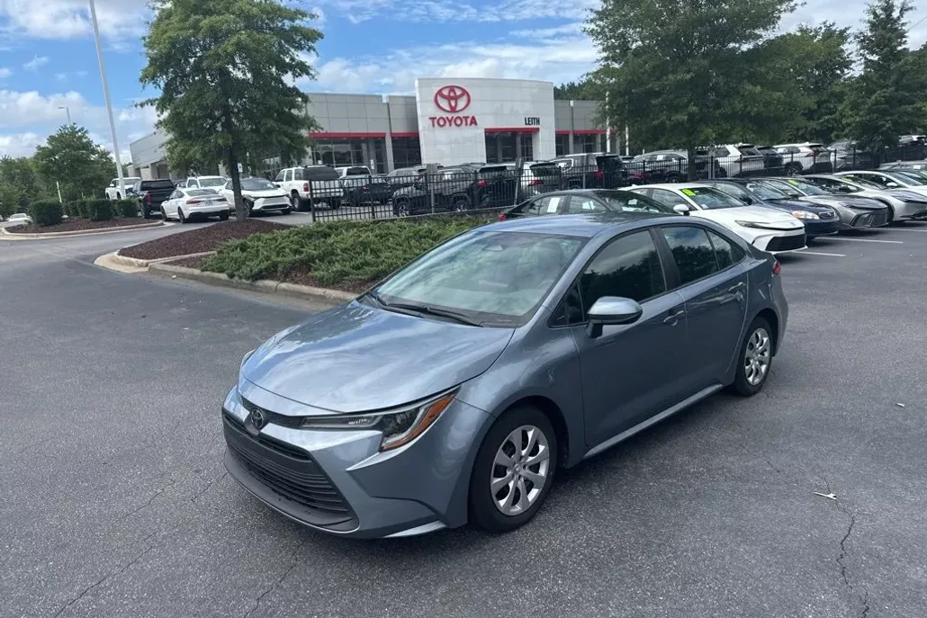 2023 Toyota Corolla LE photo 1