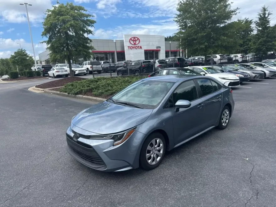 2023 Toyota Corolla LE photo 1