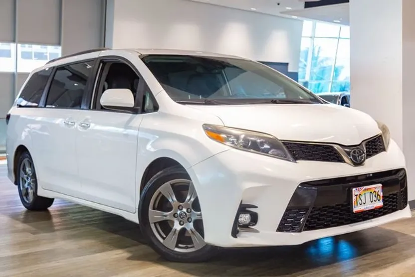 2019 Toyota Sienna SE photo 1