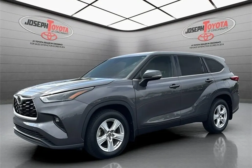 2022 Toyota Highlander LE photo 1