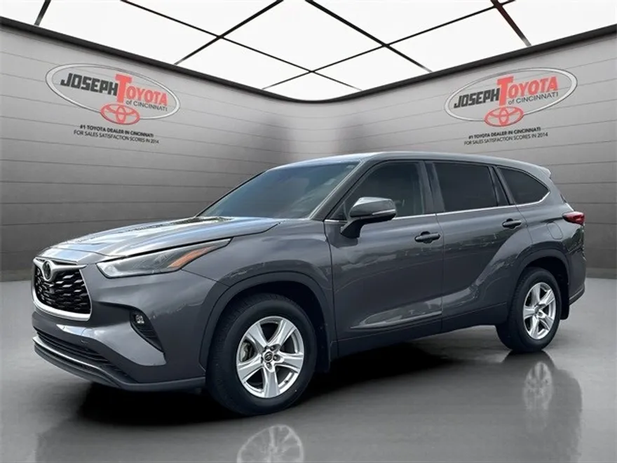 2022 Toyota Highlander LE photo 1