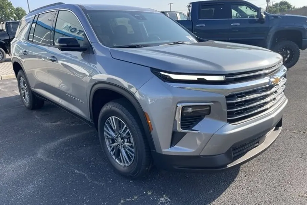 2025 Chevrolet Traverse photo 1