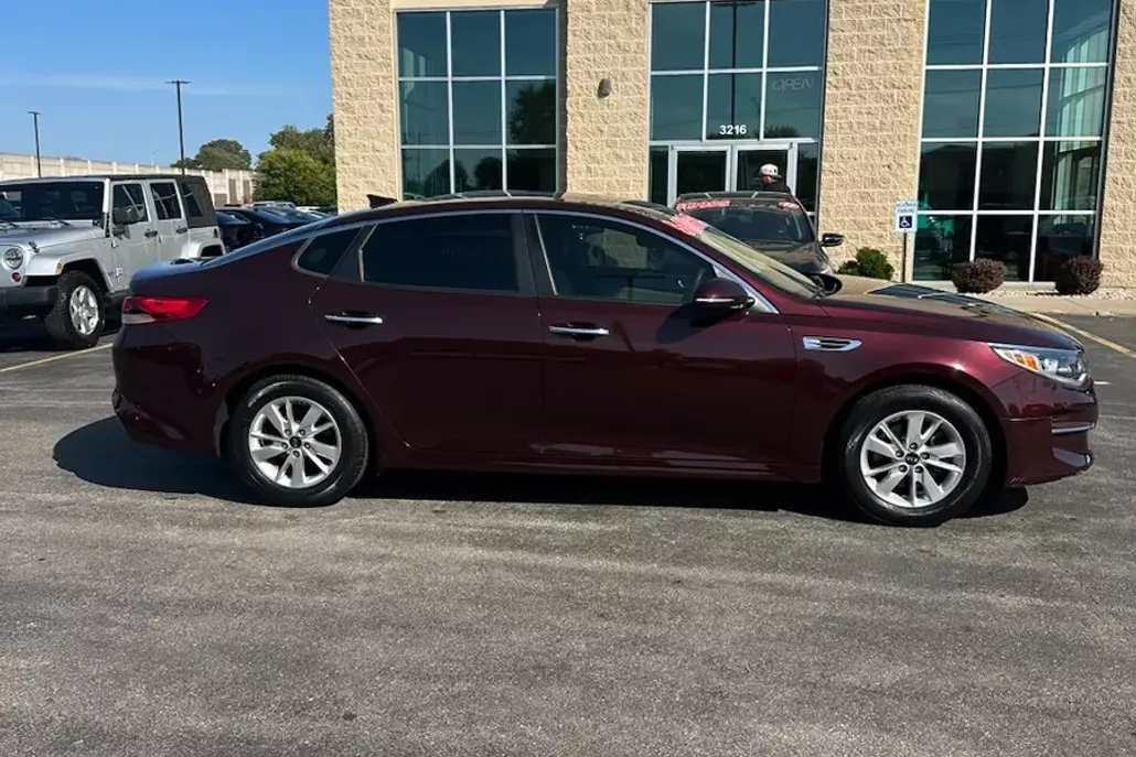 2016 Kia Optima LX photo 1