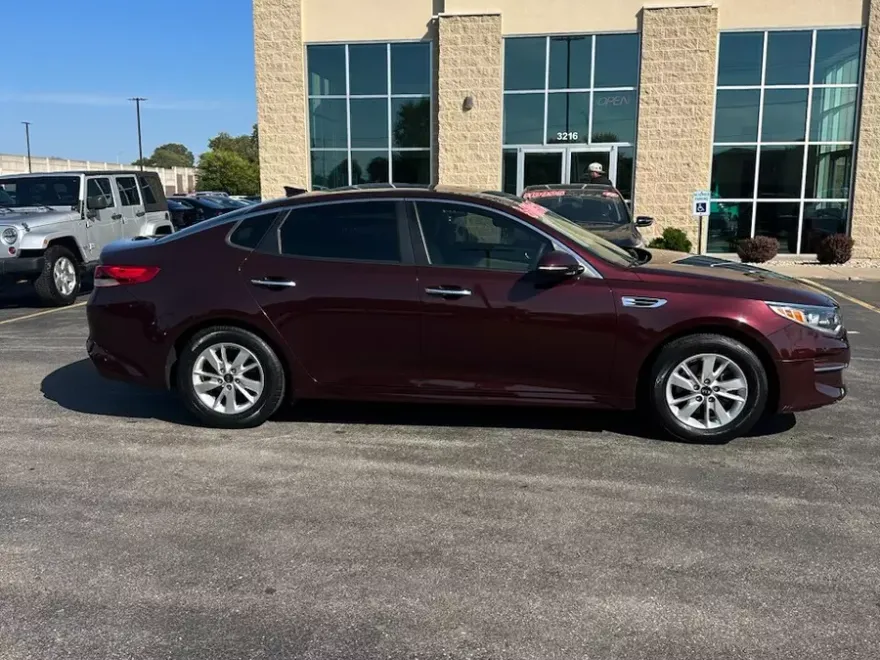 2016 Kia Optima LX photo 1