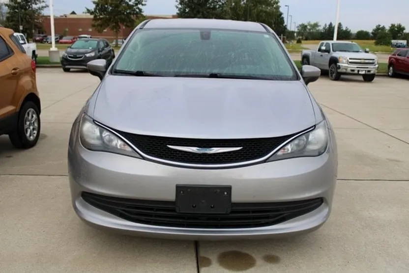 2017 Chrysler Pacifica Touring photo 1