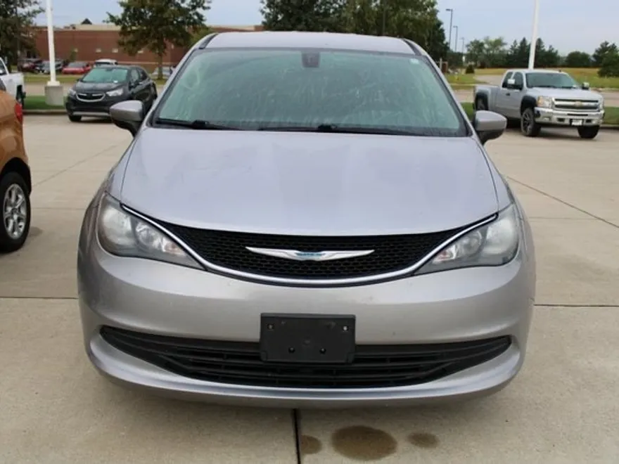 2017 Chrysler Pacifica Touring photo 1