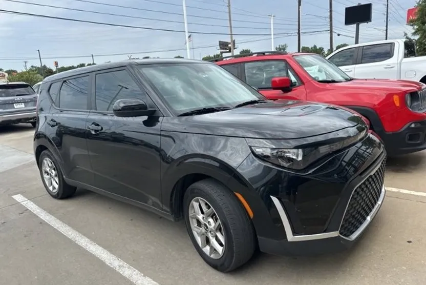 2023 Kia Soul LX photo 1