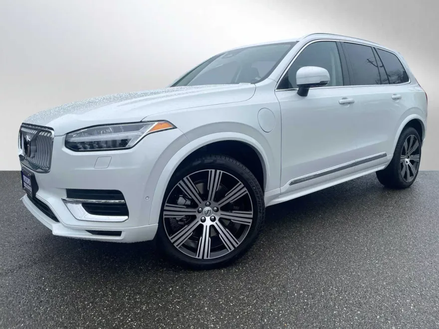 2024 Volvo XC90 T8 Plus photo 1