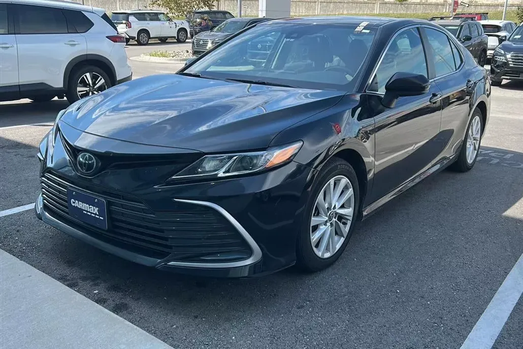 2023 Toyota Camry LE photo 1