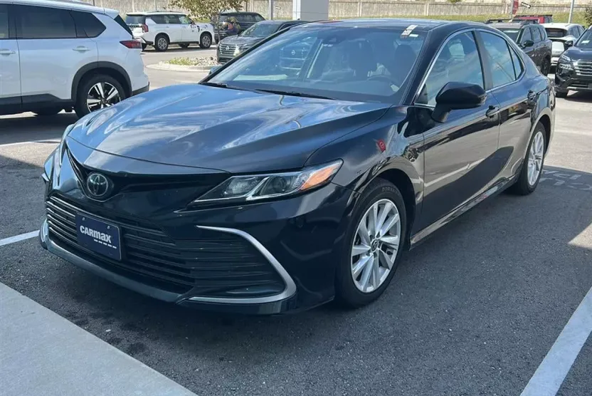 2023 Toyota Camry LE photo 1