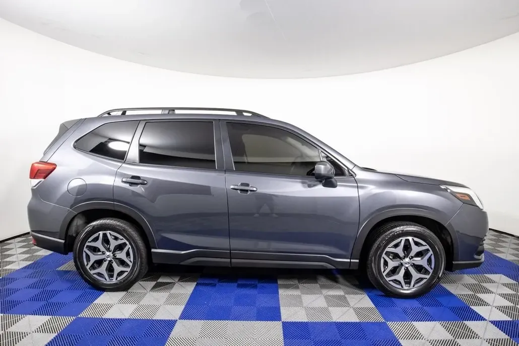 2023 Subaru Forester Premium photo 1